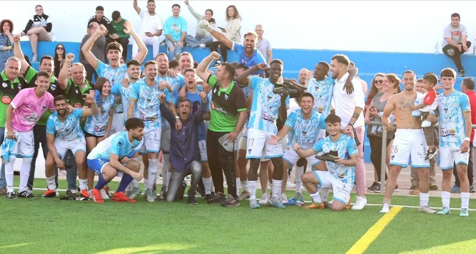 Los jugadores y cuerpo técnico del Carboneras celebran su clasificación para el play off.