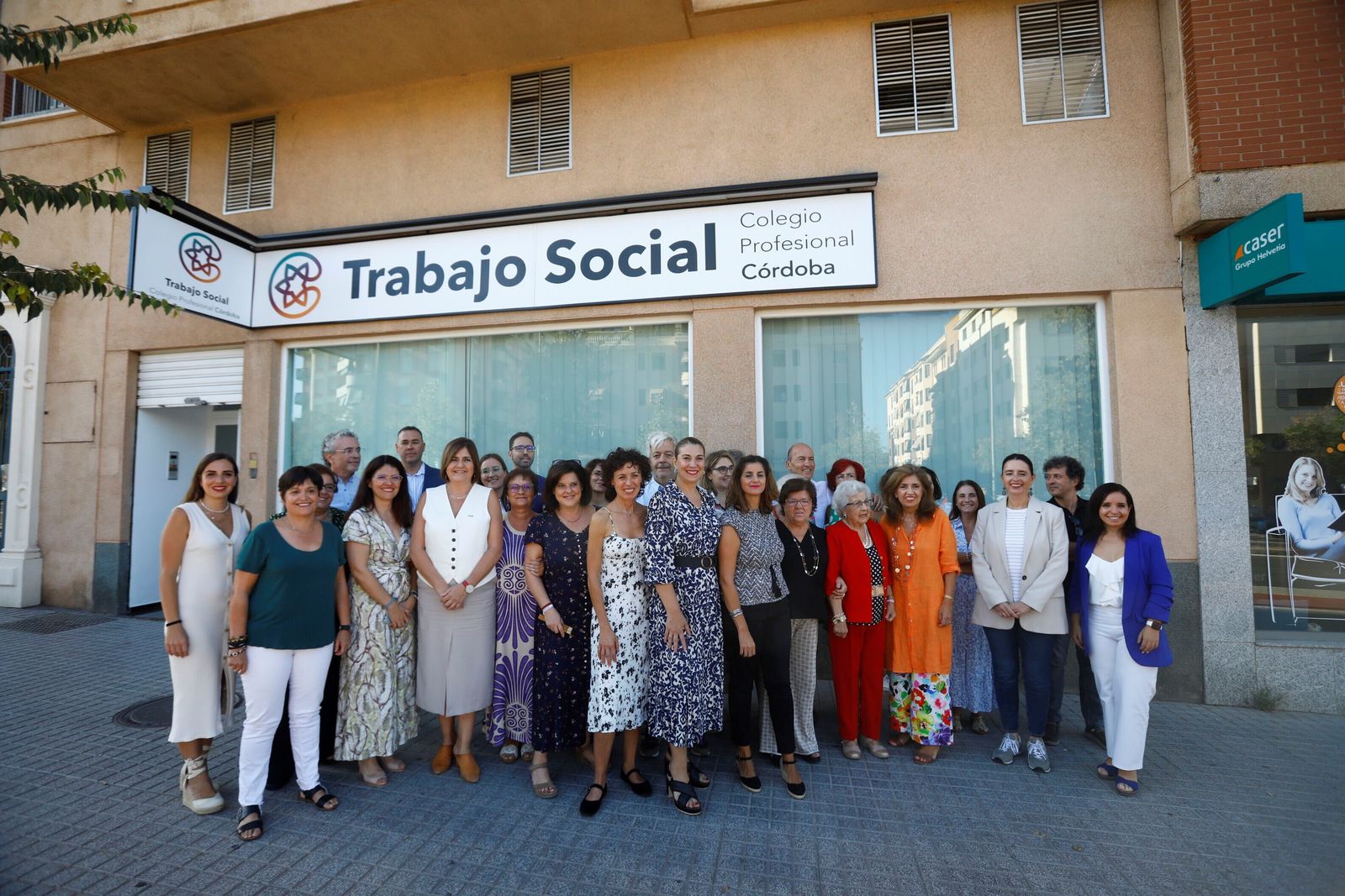 Asistentes a la inauguración de la sede del Colegio de Trabajo Social.