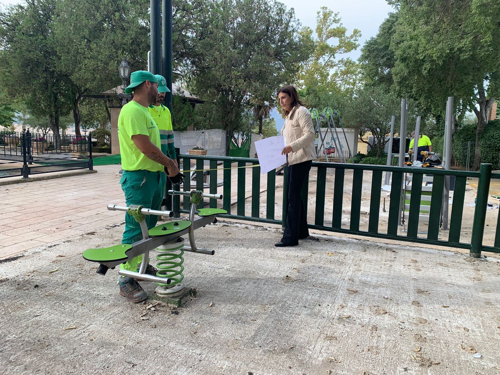 La alcaldesa de Ronda durante la visita a uno de los parques.