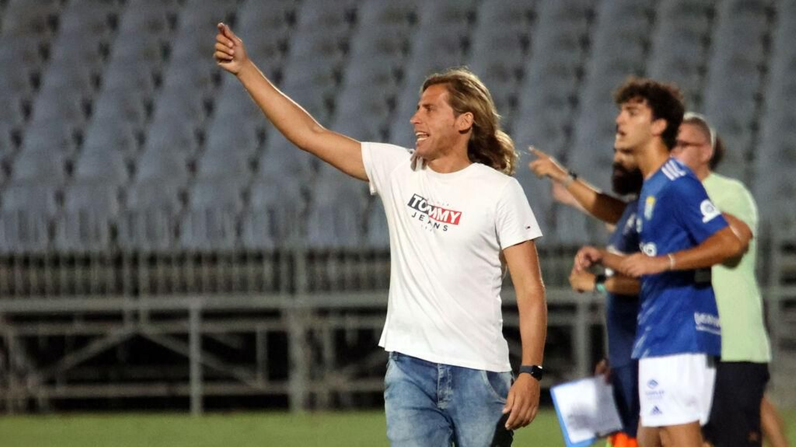 Checa corrige a sus jugadores desde la banda del Pedro Garrido.