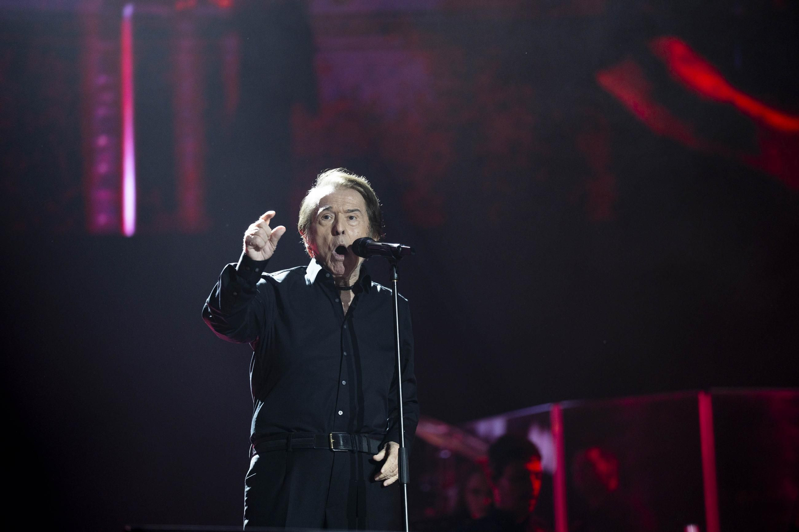 Las mejores imágenes del concierto de Raphael en la plaza de toros de Almería