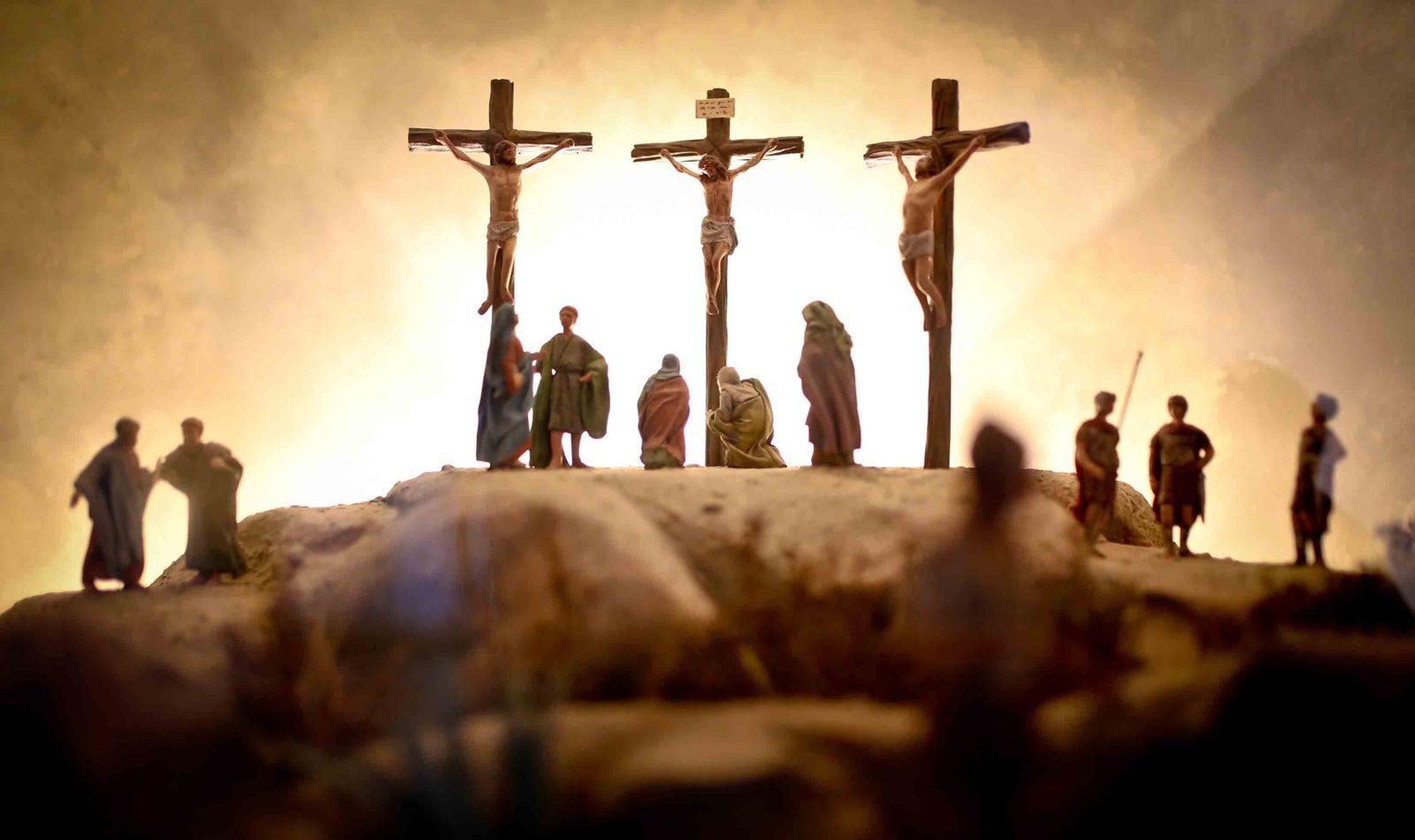Un diorama expuesto en la muestra que representa la muerte de Jesús en el monte Calvario.
