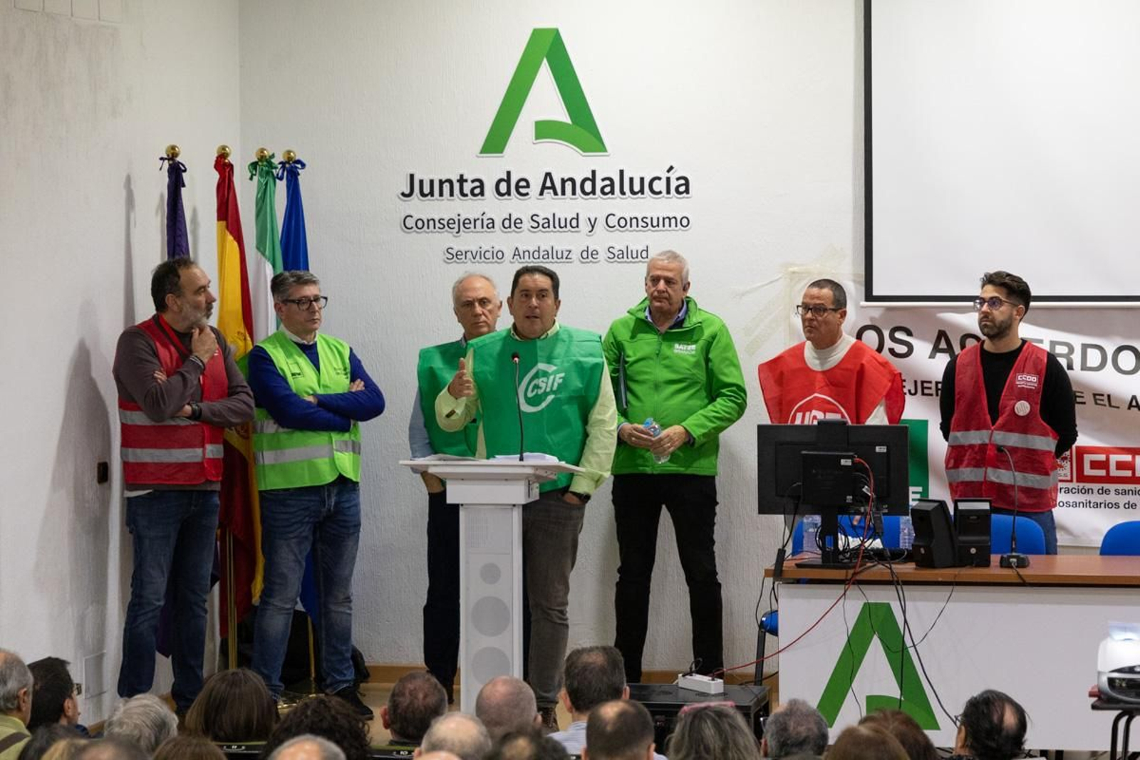 Encierro y asamblea convocado por CCOO, Satse, CSIF y UGT para denunciar el incumplimiento de los acuerdos en materia sanitaria por parte de la Junta de Andalucía