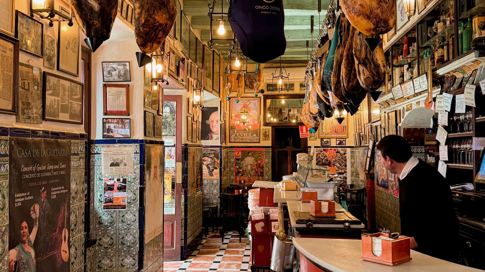 Más Allá de las Tapas Turísticas: Dónde Comer Sabores Sevillanos Reales