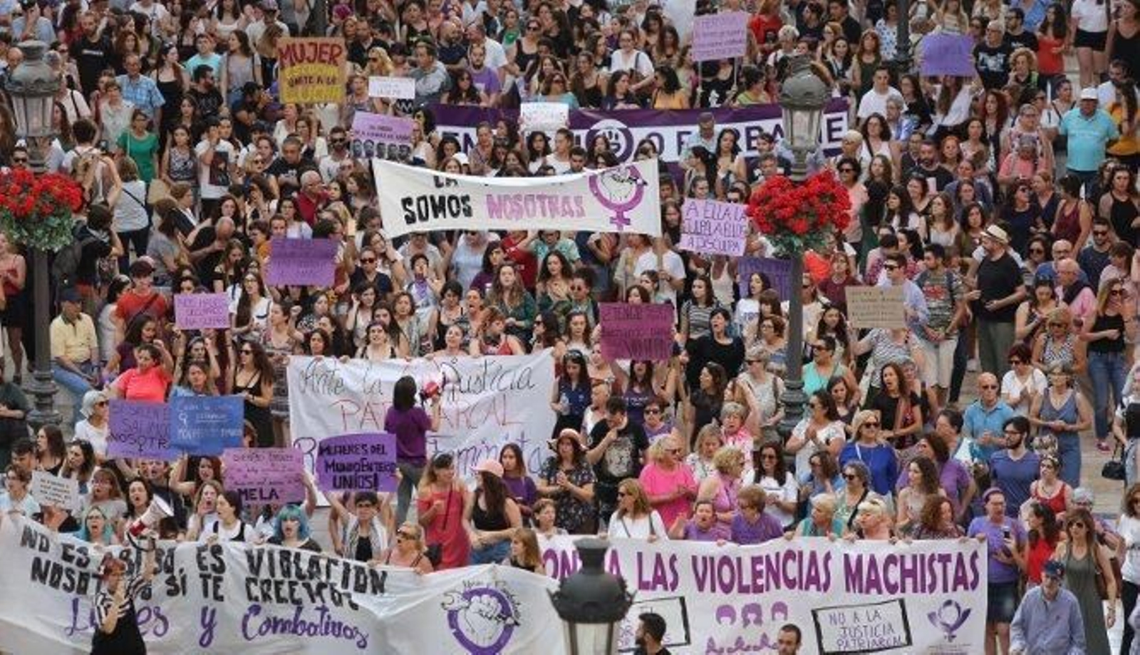 Cientos de personas, ayer, concentradas en el inicio de la manifestación de Málaga.