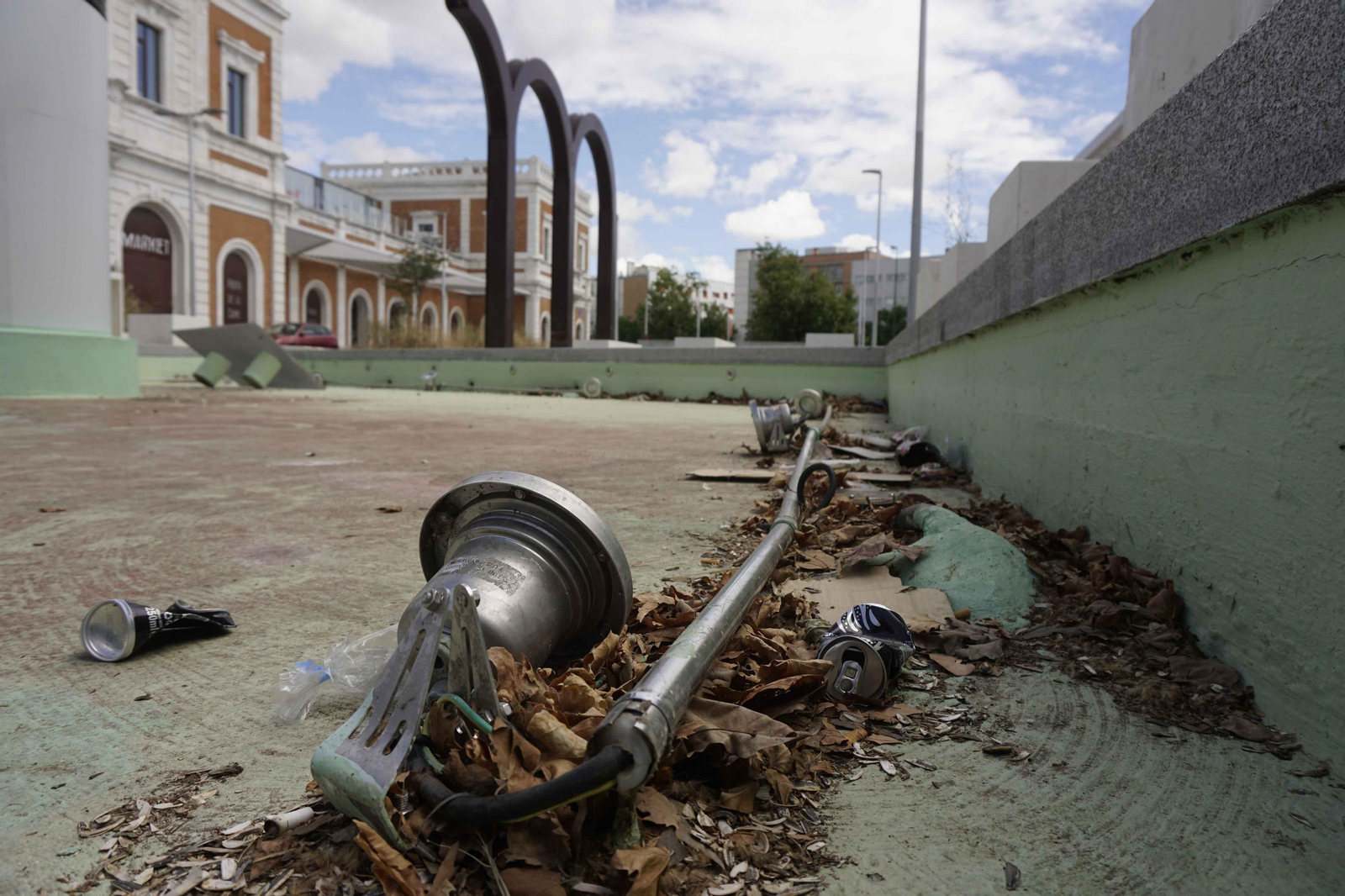Estado en el que se encuentran las fuentes: sin agua y llenas de basura.