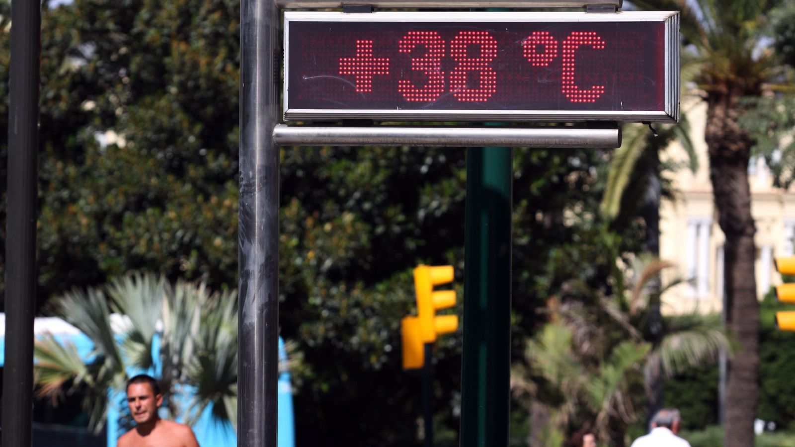 Cruz Roja advierte del peligro de las altas temperaturas en ciudades como Málaga.