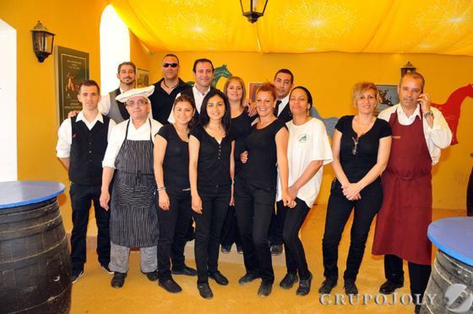 La plantilla de camareros, cocineros y personal de seguridad de la caseta de Diario de Jerez.

Foto: Manuel Aranda