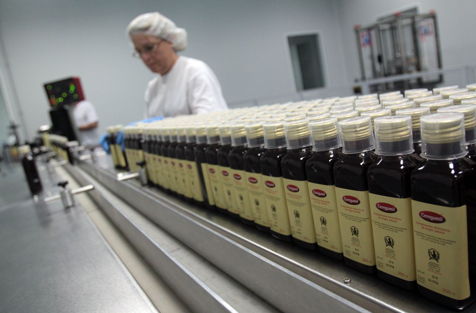 Una empleada en la fábrica de Ceregumil en Málaga en una imagen de archivo.