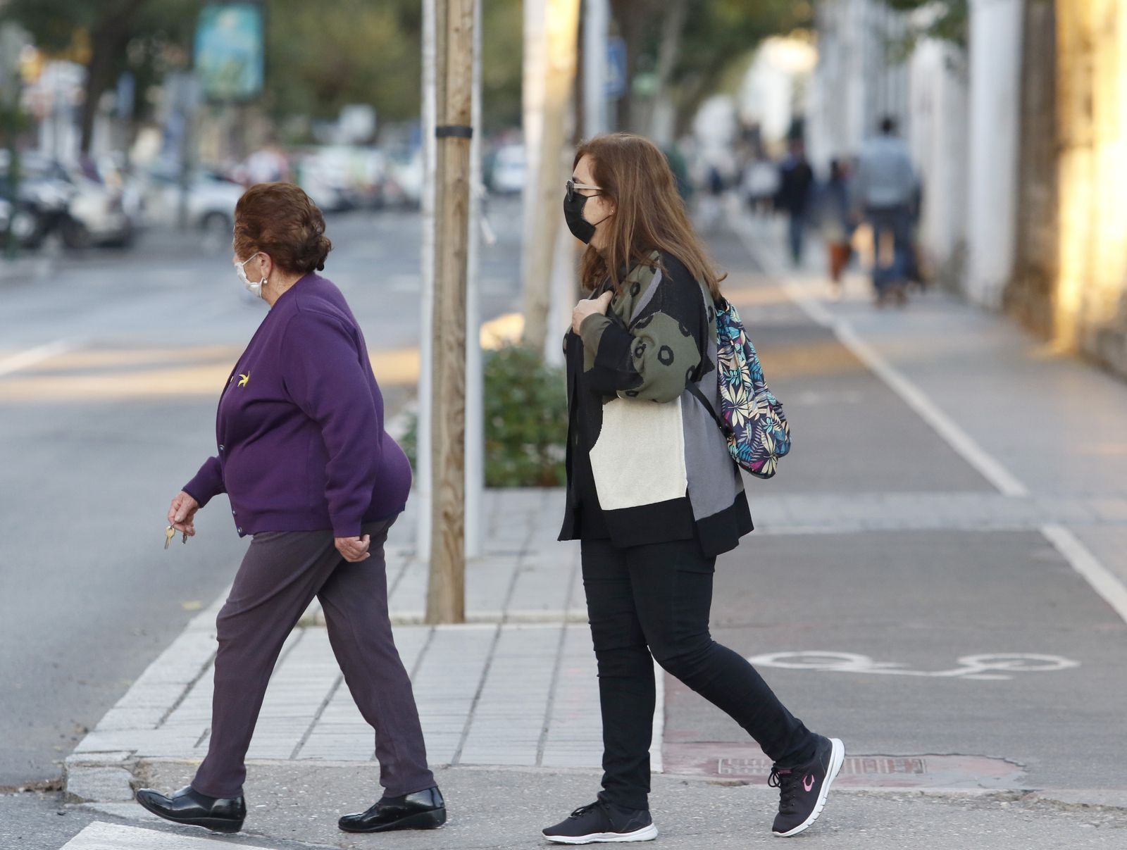 Varias personas caminan por el centro de Córdoba.