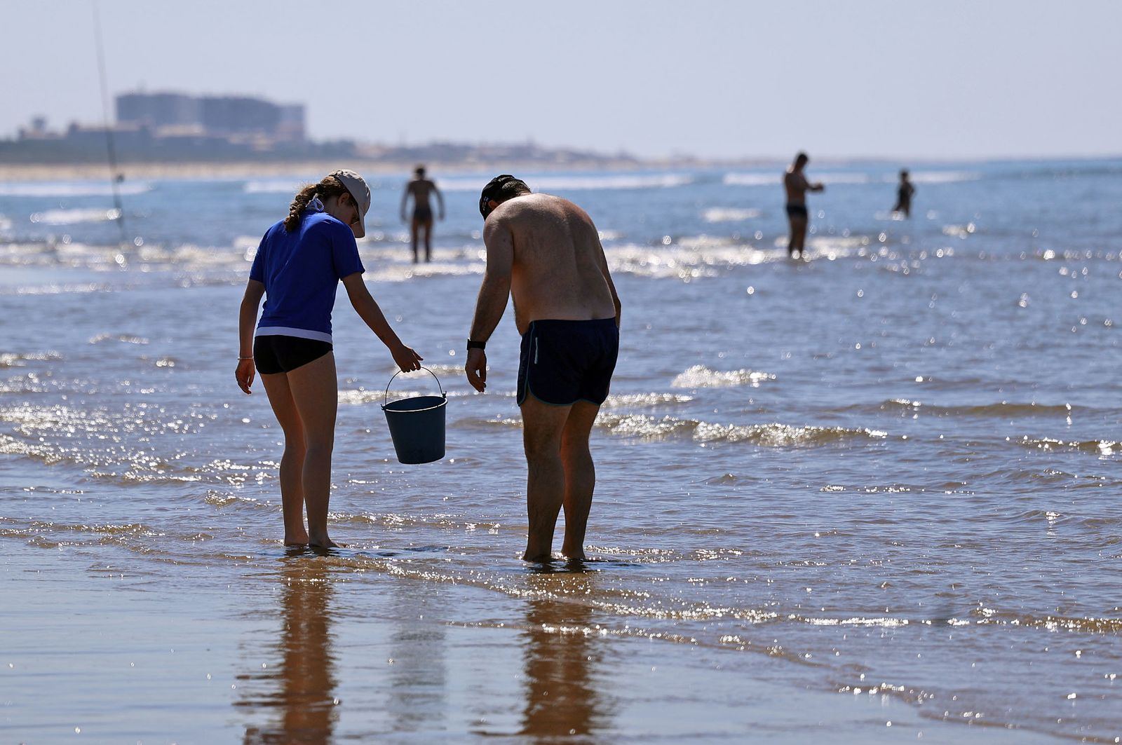 Imágenes del ambiente en las playas de Huelva durante la mañana