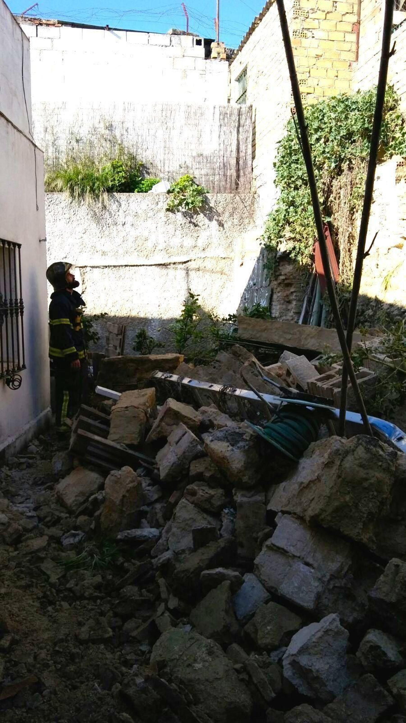 Aspecto en el que quedó el jardín de una vivienda en Los Albarizones tras desprenderse parte del muro de contención.