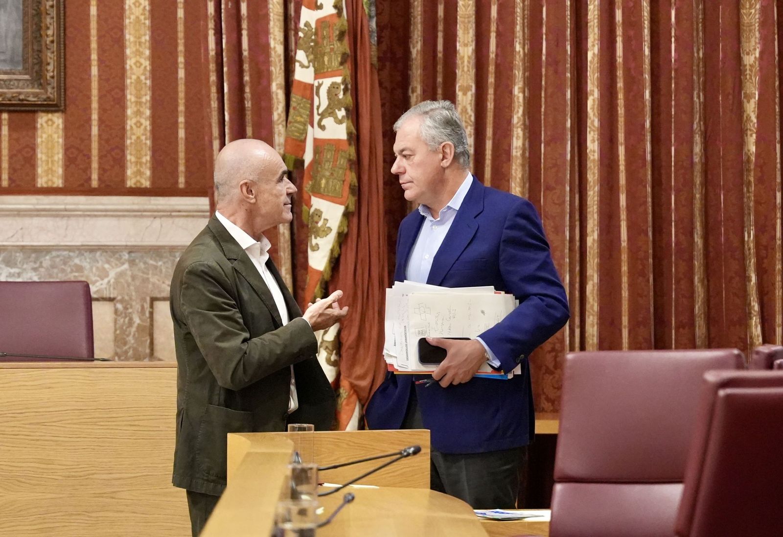 Muñoz y Sanz conversan durante una sesión plenaria, en una imagen de archivo.