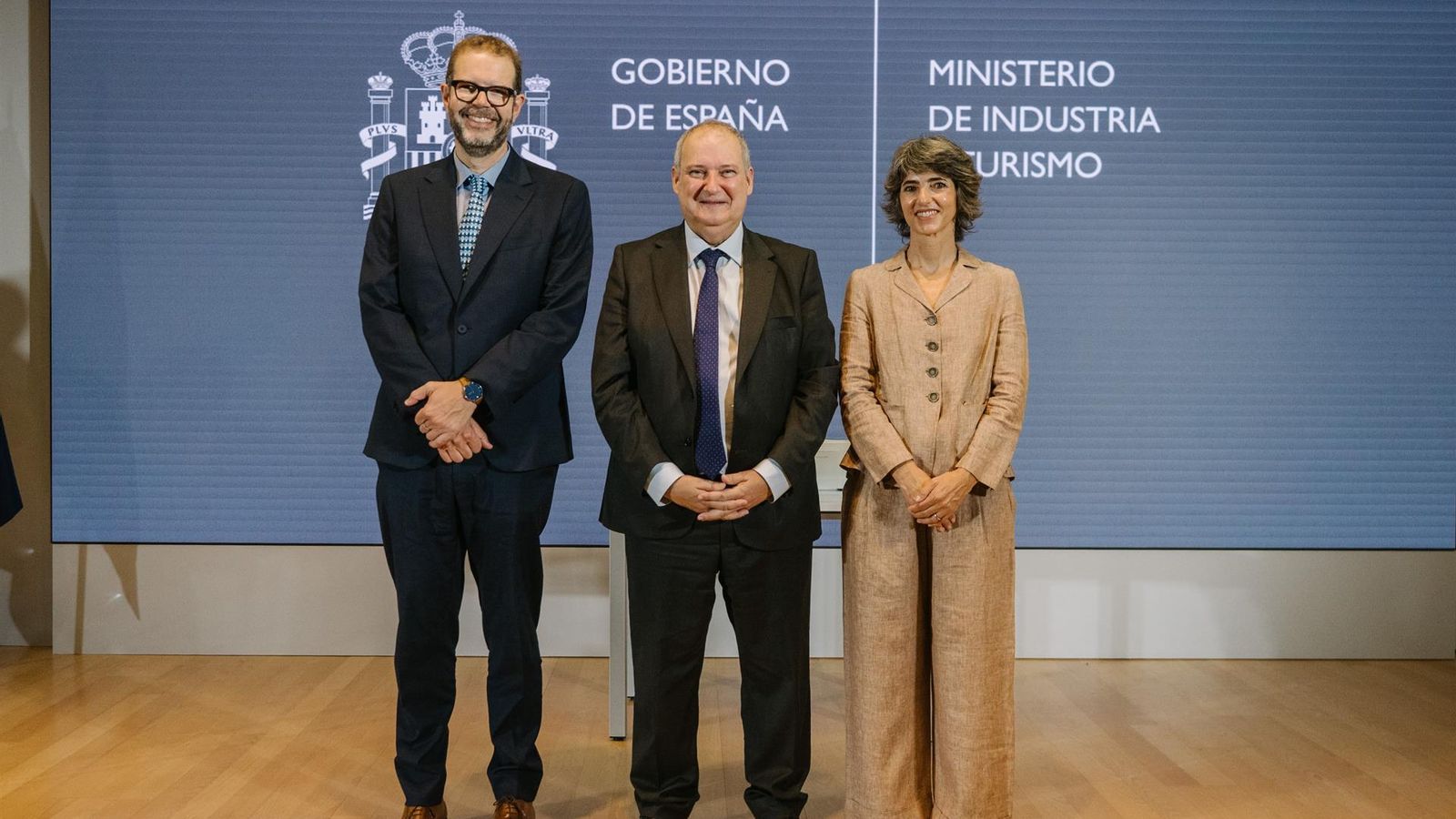 El nuevo secretario de Estado de Industria, Jordi García Brustenga, el ministro de Industria y Turismo, Jordi Hereu, y la nueva directora general de Estrategia Industrial y de la Pyme, Teresa Parejo Navajas. El nuevo secretario de Estado de Industria, Jordi García Brustenga, el ministro de Industria y Turismo, Jordi Hereu, y la nueva directora general de Estrategia Industrial y de la Pyme, Teresa Parejo Navajas.