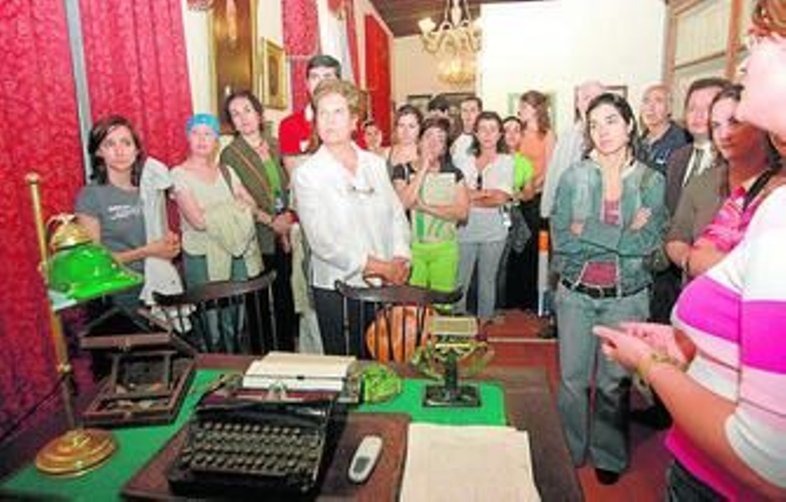 Visita de los participantes de un simposio a la casa de Juan Ramón Jiménez en Moguer hace unos años.