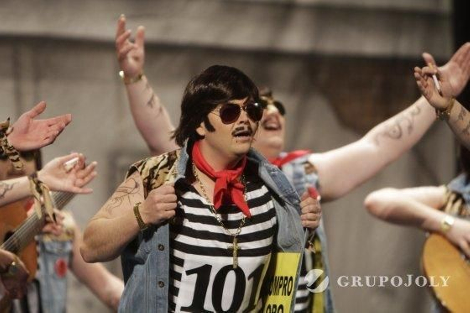 La chirigota Aquí estoy mejón que afuera.   Foto: Lourdes de Vicente · Julio Gonzalez · Fito Carreto