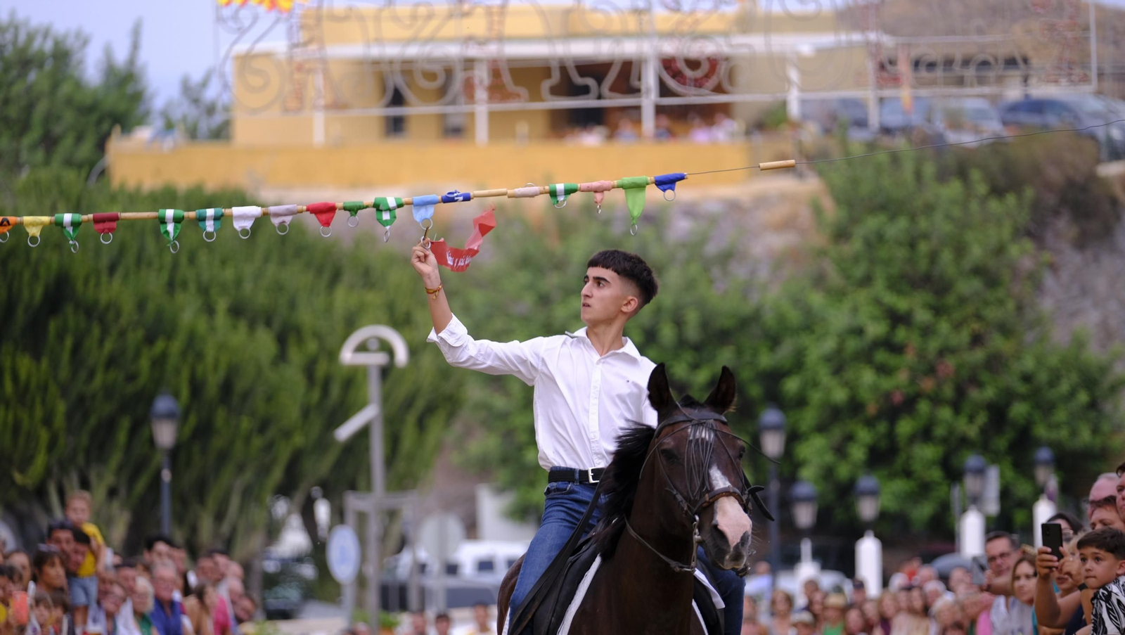La popular carrera de cintas a caballo de las Fiestas de Mojácar, en imágenes