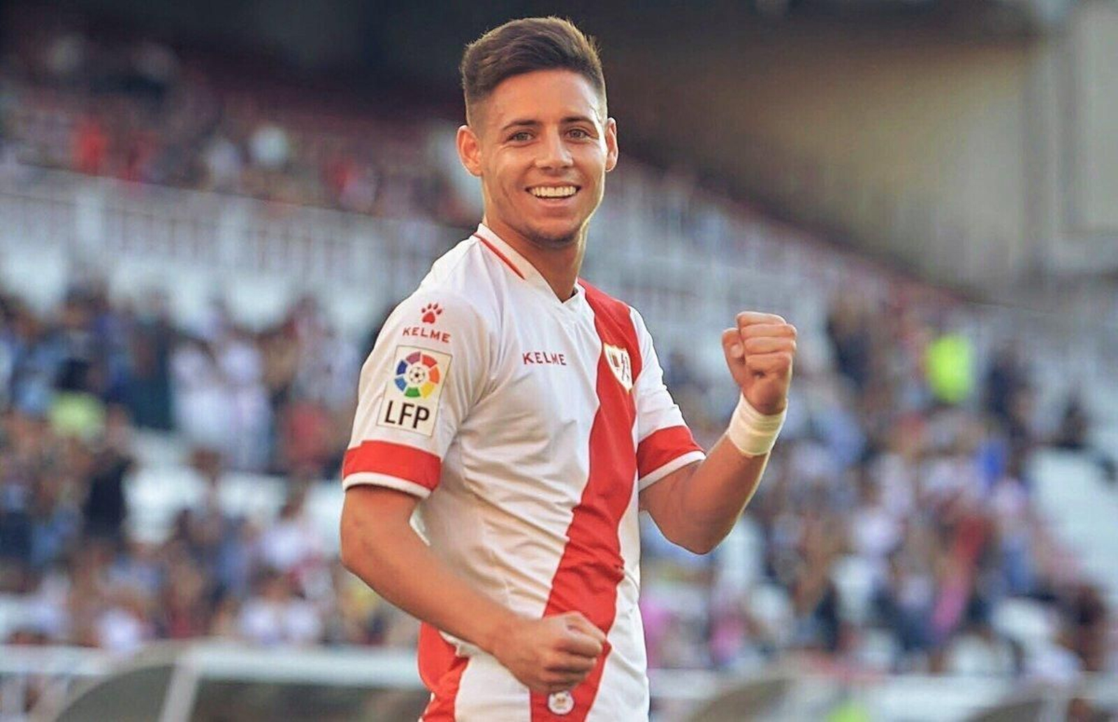 Álex Moreno celebra un gol con el Rayo Vallecano.