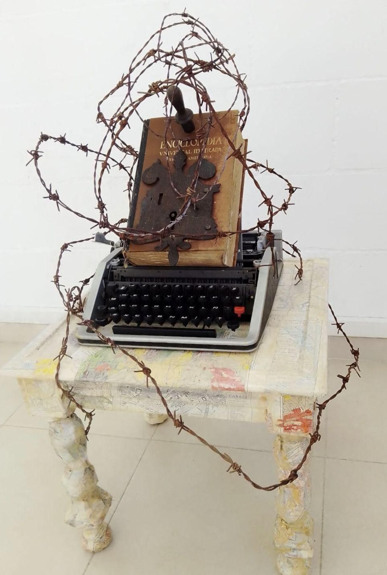 La exposición 'EspasA-do. Miradas de la A a la Z' acoge un total de 24 volúmenes intervenidos por artistas.