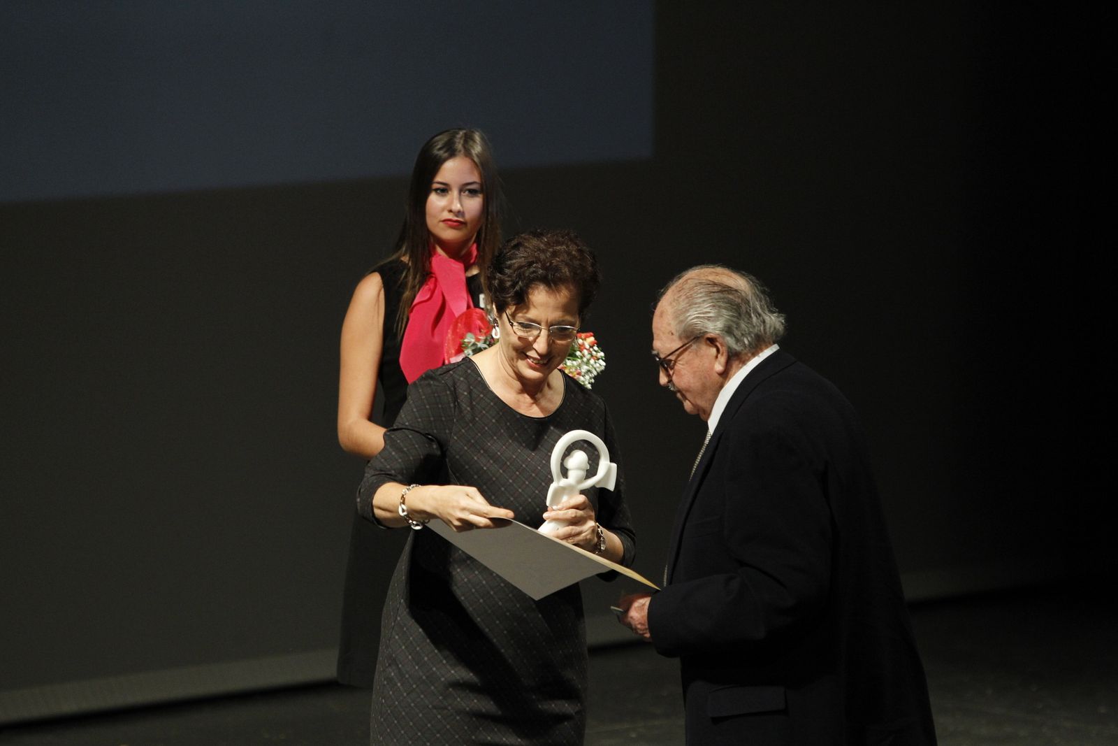Julio Alfredo Egea recoge su galardón de manos Gracia Fernández, delegada del Gobierno.