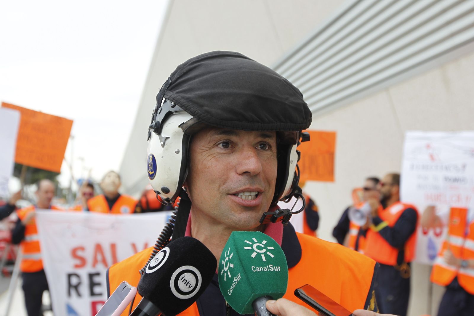 Fotogalería protesta equipo aéreo Salvamento Marítimo en Almería