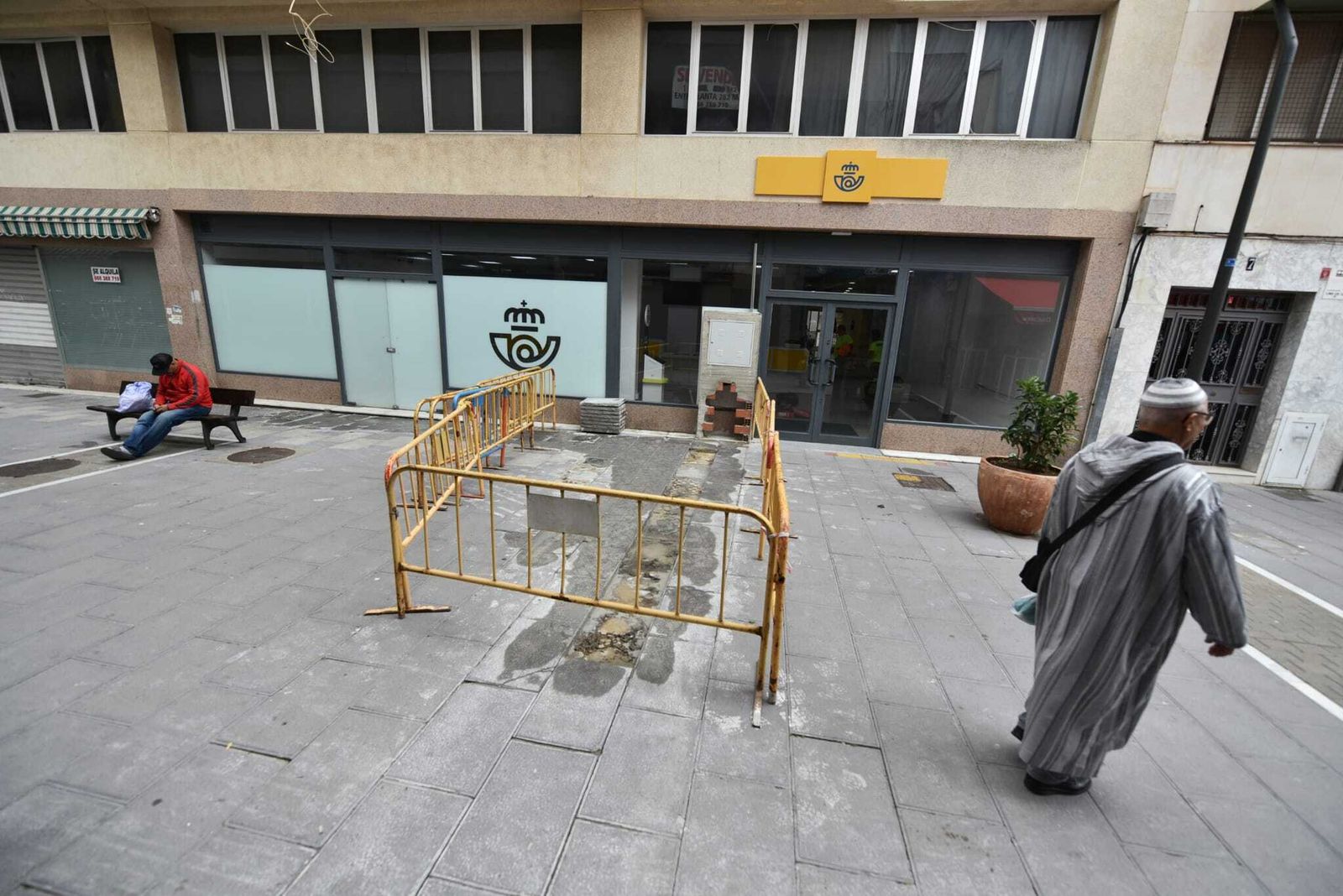 Las obras para la acometida eléctrica en Correos de la calle Tarifa.