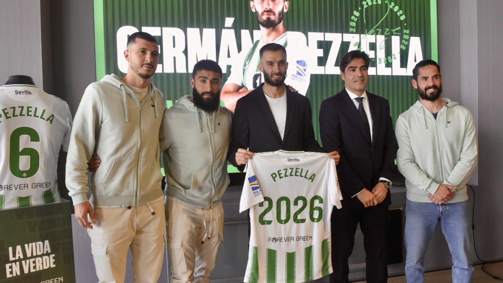 Pezzella posa con el resto de capitanes.
