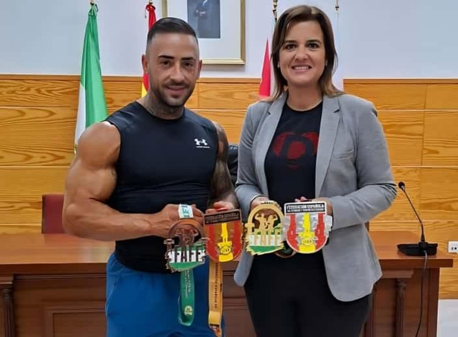 El deportista benaducense posa con sus distintas medallas conseguidas con la alcaldesa de Benahadux.
