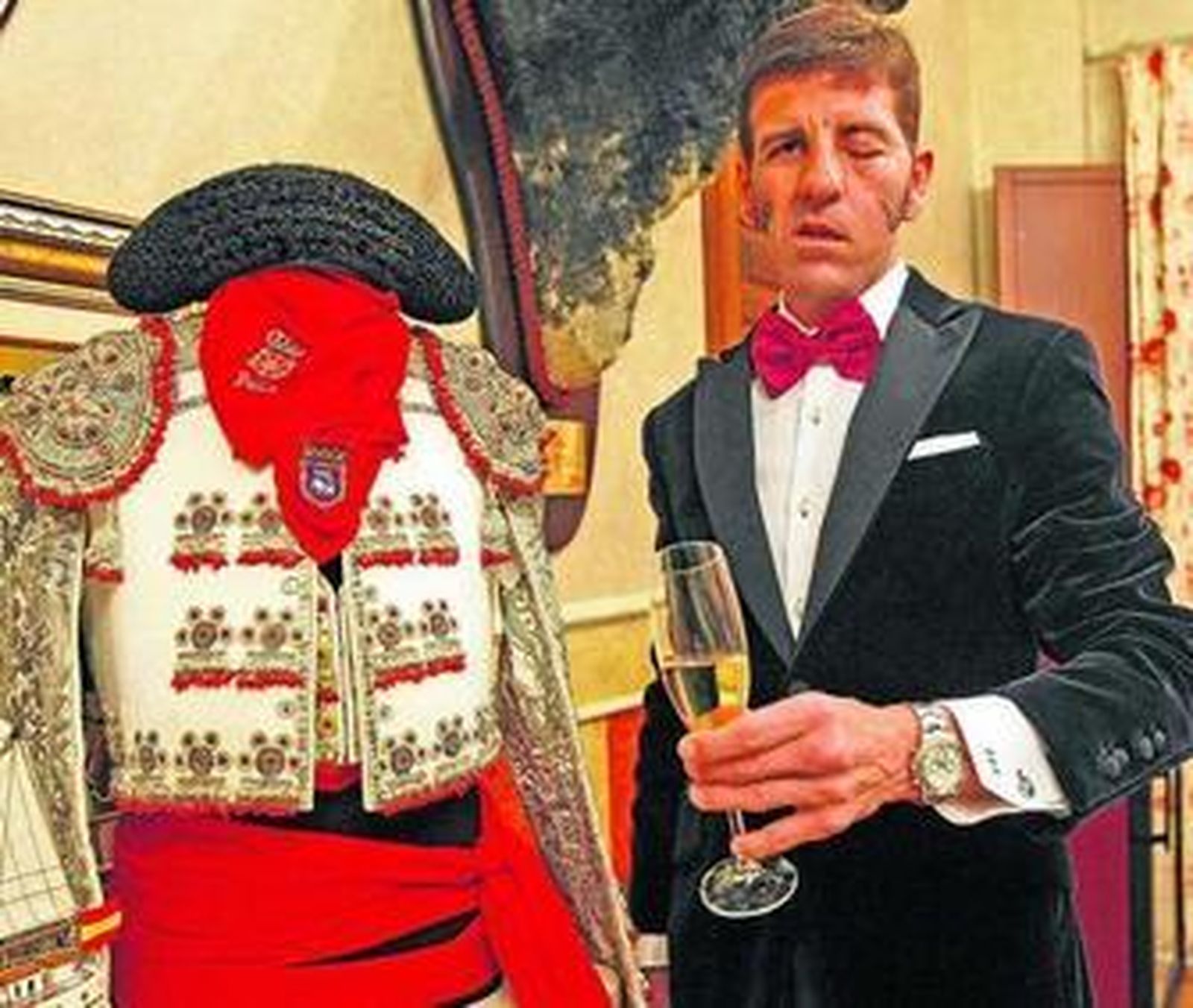 El diestro jerezano Juan José Padilla, brindando con optimismo ante 2012.