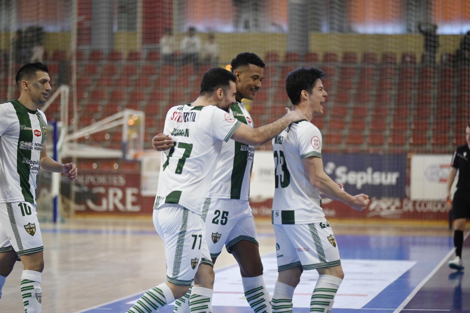 Las mejores fotos del ambiente en Vista Alegre para el Córdoba Futsal - Ribera Navarra