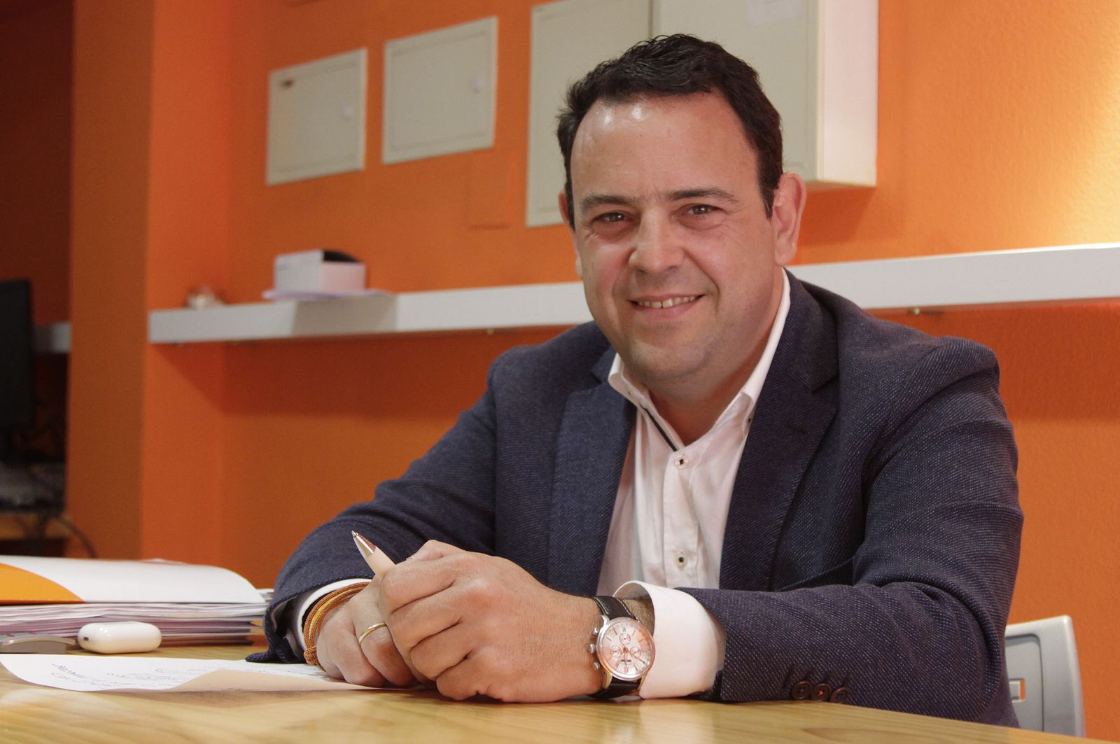 Carlos Hermoso durante una entrevista en la sede de Ciudadanos en Huelva.