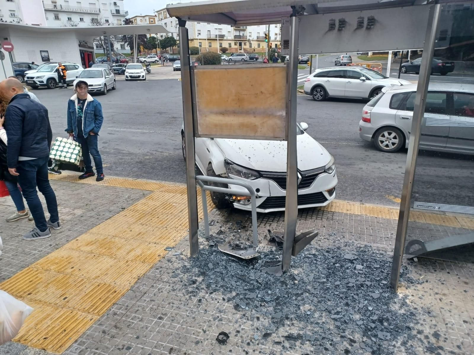 Coche accidentado contra la parada.