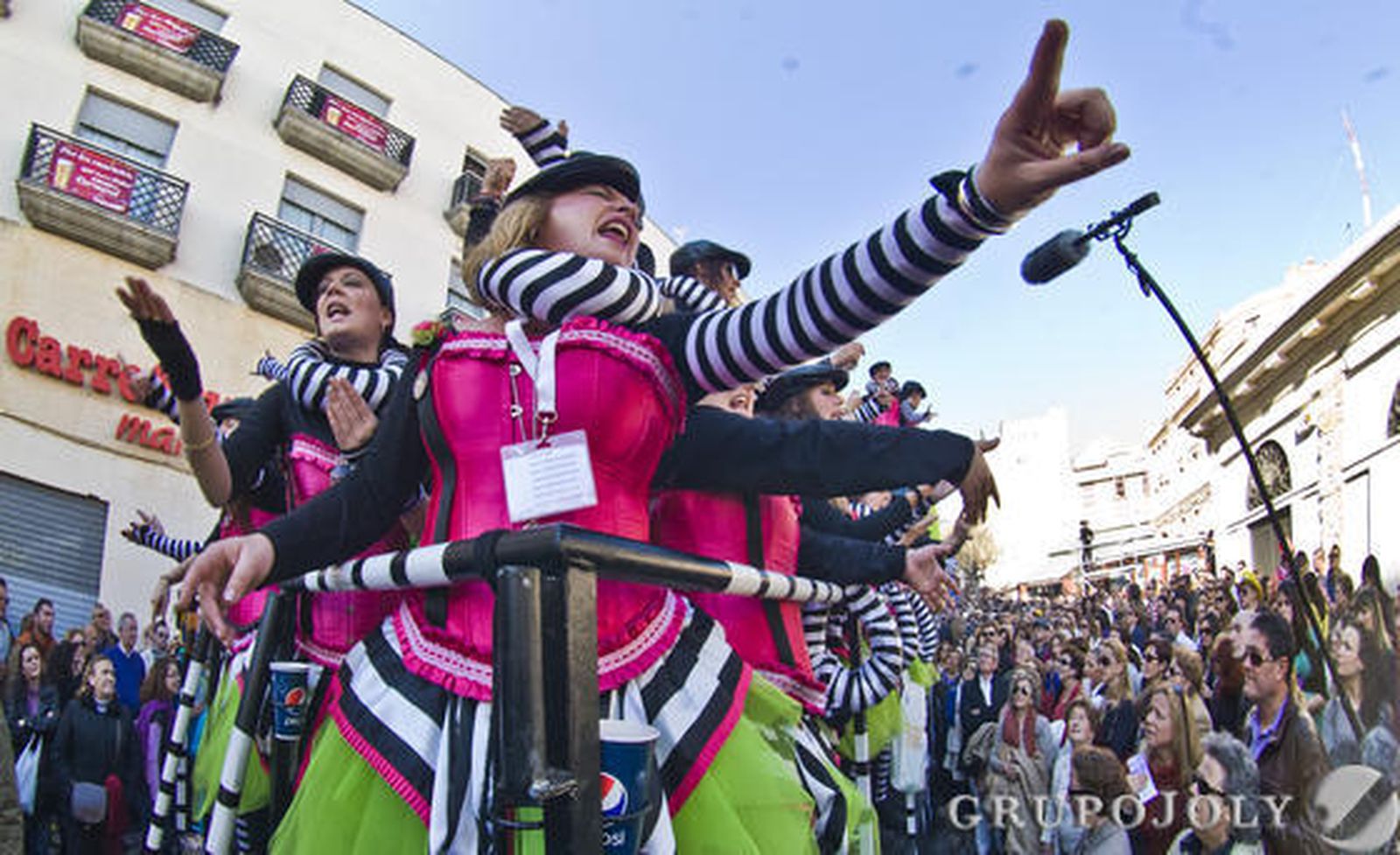 Las calles se llenan de agrupaciones oficiales e ilegales que reciben el aplauso de aficionados que logran disfrutar de una fiesta menos concurrida que la del domingo

Foto: Julio Gonzalez