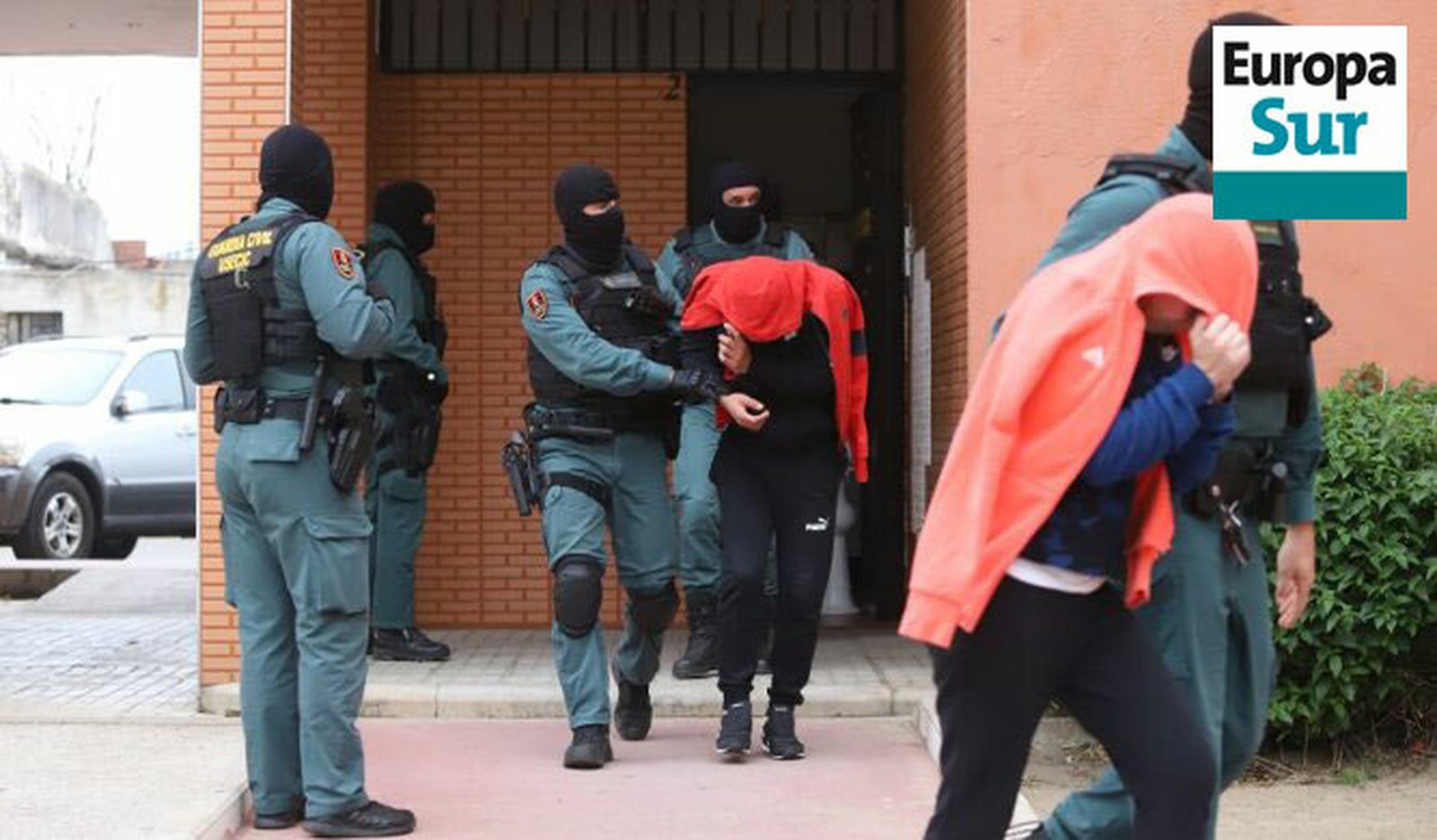 Dos de los detenidos, tras el registro de la Guardia civil en Guadalupe, 2.