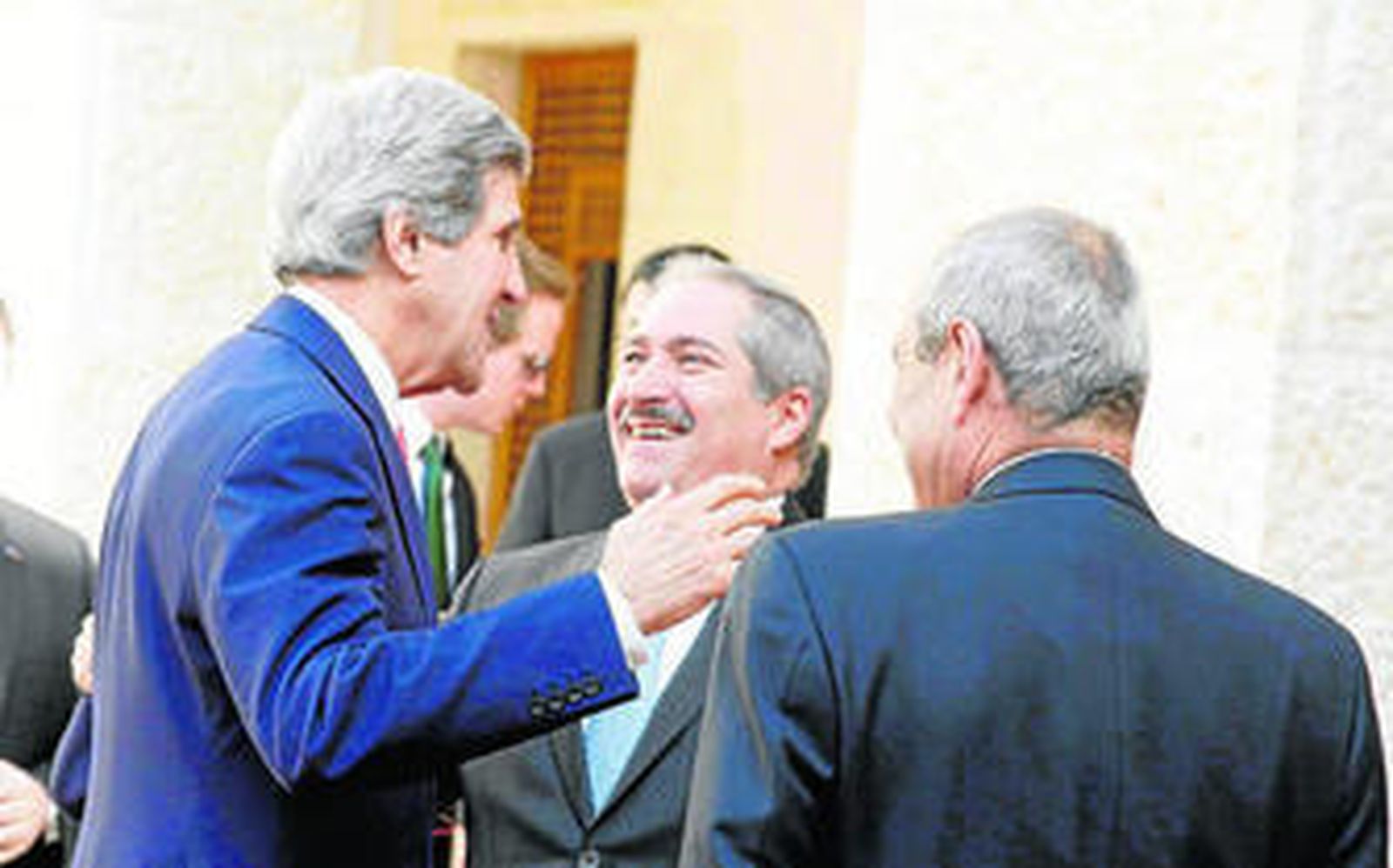 Kerry saluda, ayer en Amán, al ministro jordano de Exteriores, Nasser Judeh, en presencia del jefe de la casa real, Fayez Trawneh (de espaldas).