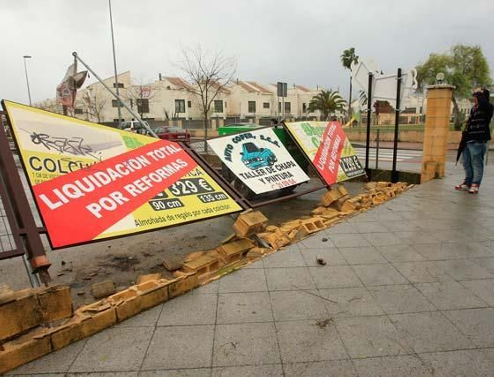 El viento también derribó varias vallas, como ésta con publicidad en la avenida del Altillo.