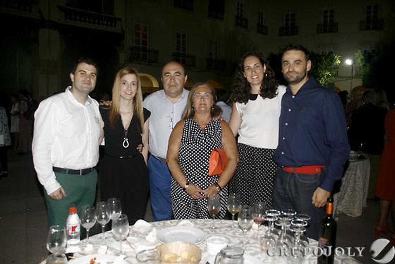 Tras las intervenciones de los representantes de Diario de Almería, Grupo Joly y autoridades del mundo e la política, además del concierto de Ara Malikian, la Plaza Vieja fue escenario para la celebración de un cóctel para los invitados./ Rafael González y Ricardo García