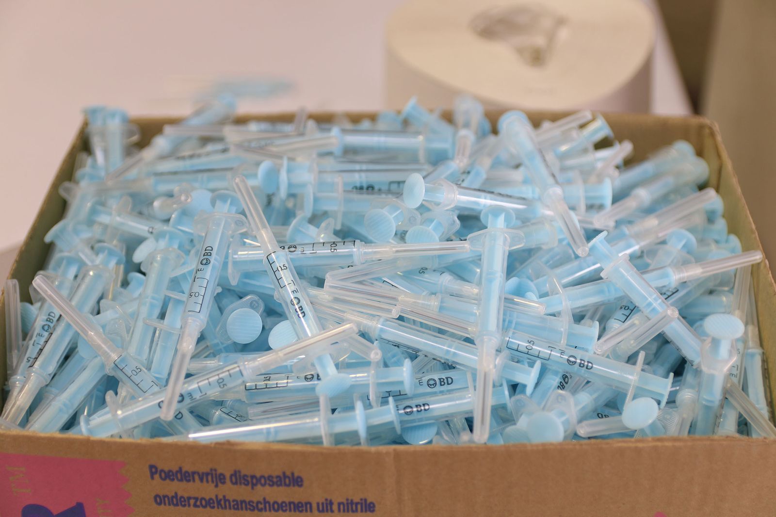 Jeringuillas usadas para la vacunación contra la COVID-19.