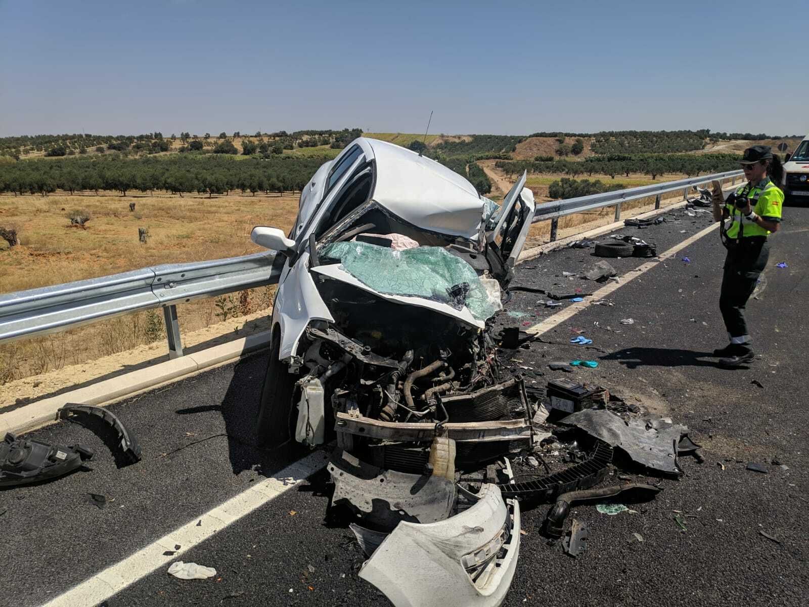 Una agente de la Guardia Civil fotografía uno de los coches implicados en el suceso.