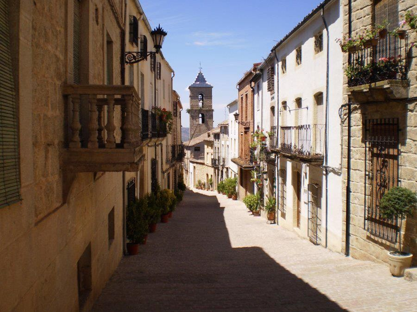 Una de las calles del casco histórico de Castellar, donde la piedra y el trazado tradicional reflejan siglos de historia en este Pueblo Mágico de Jaén.