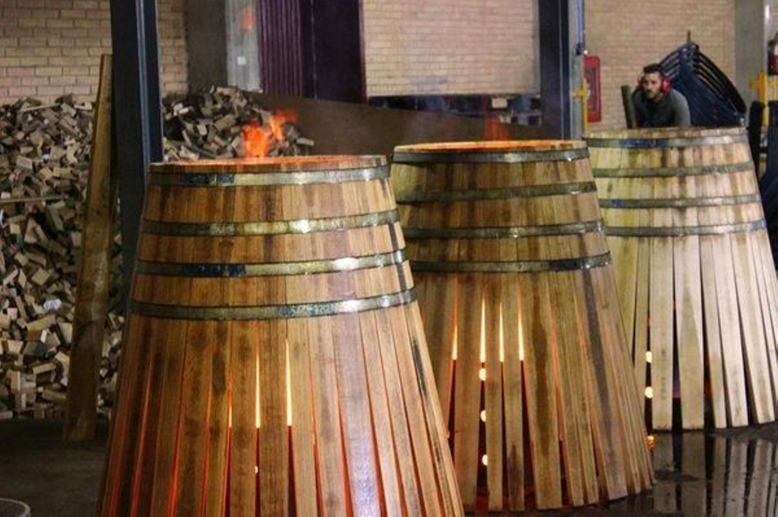 Montaje de botas para su envinado como 'Sherry Cask' en una tonelería de Jerez.