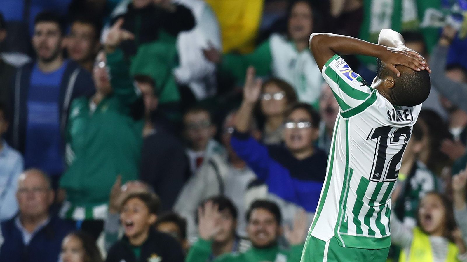 Sidnei se lamenta llevándose las manos a la cara.