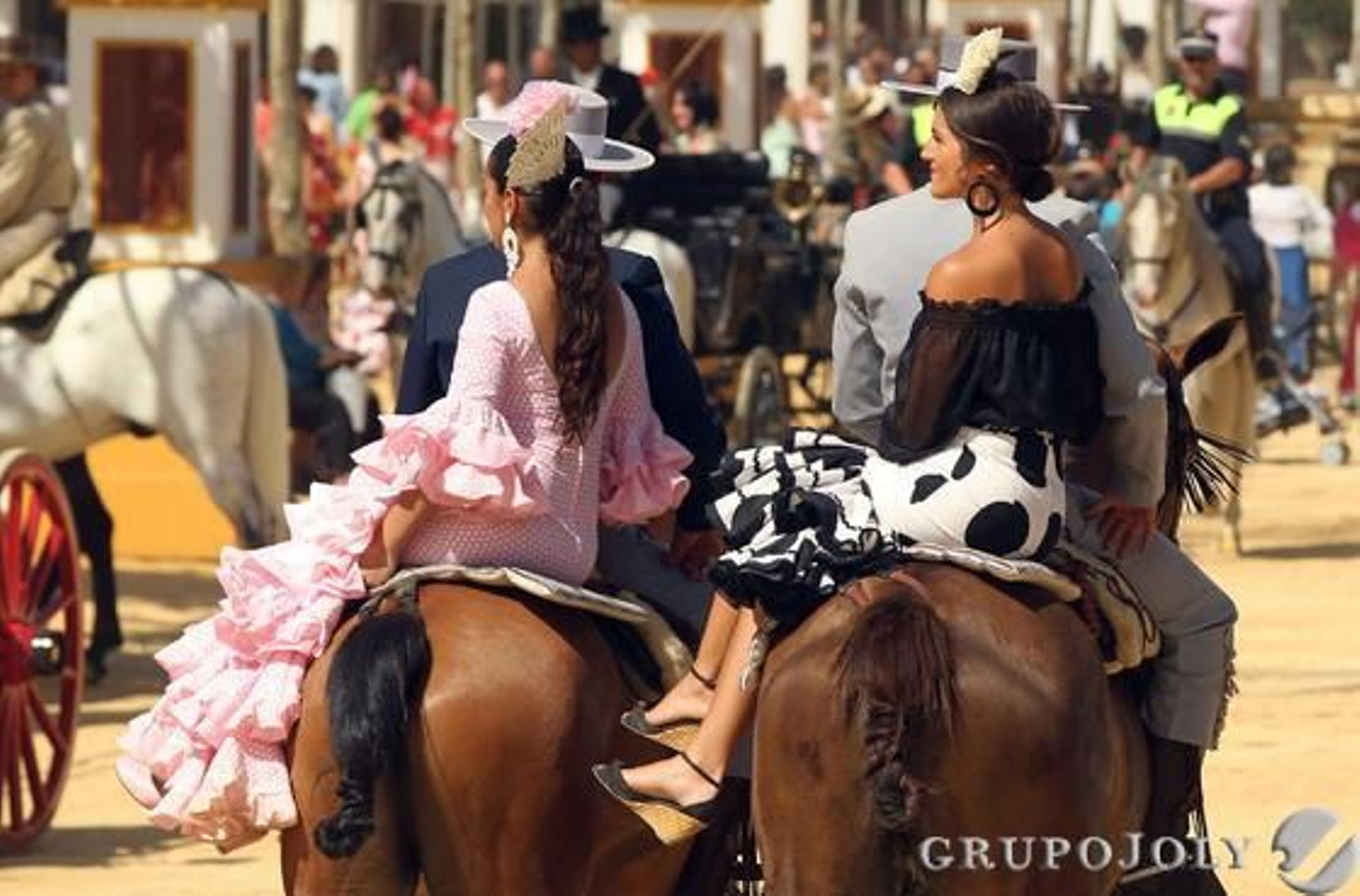 Mujeres a la grupa, ayer en el desangelado paseo de caballistas.

Foto: Miguel Angel Gonzalez