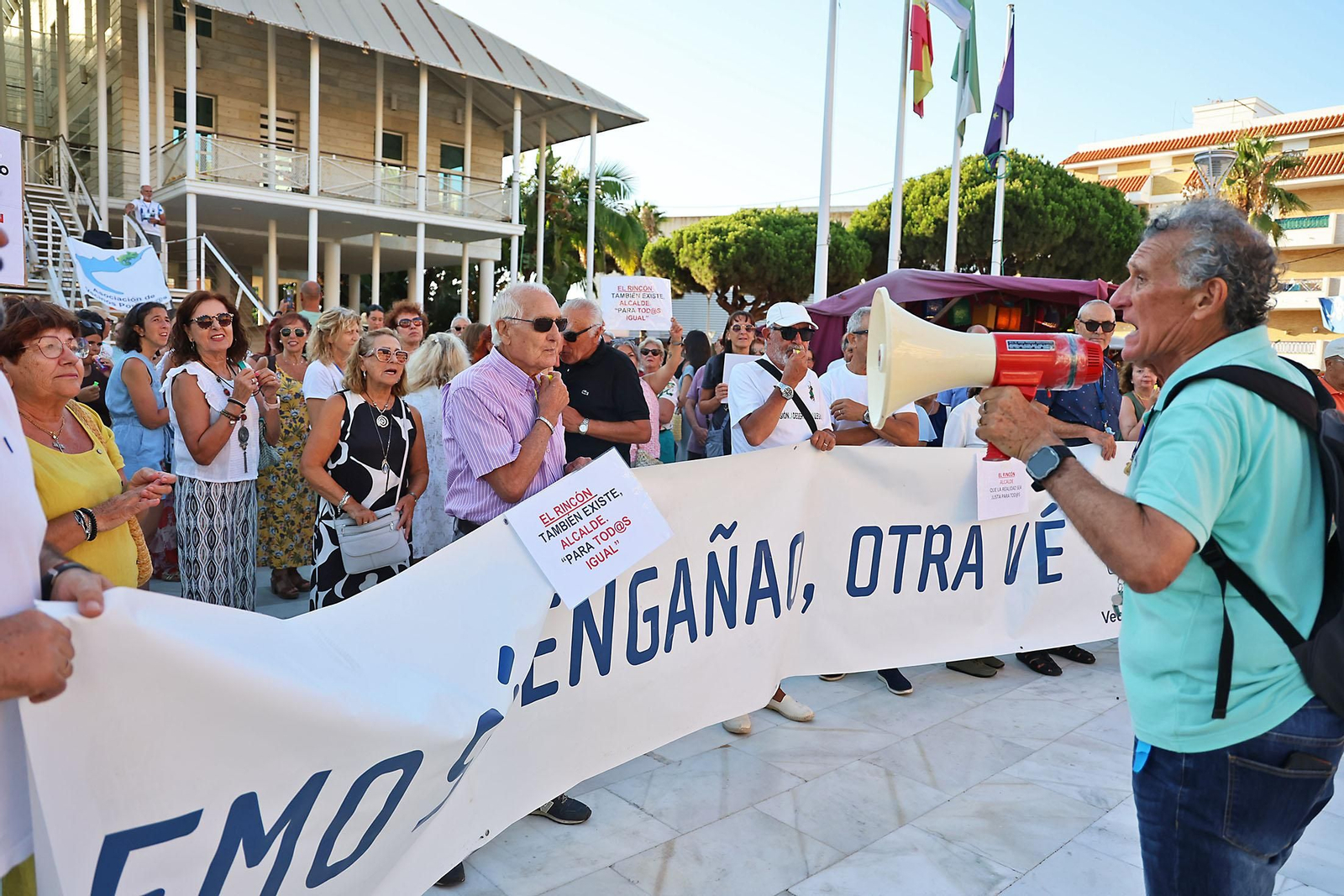 Imágenes de la concentración de los vecinos del Portil por el abandono de la playa