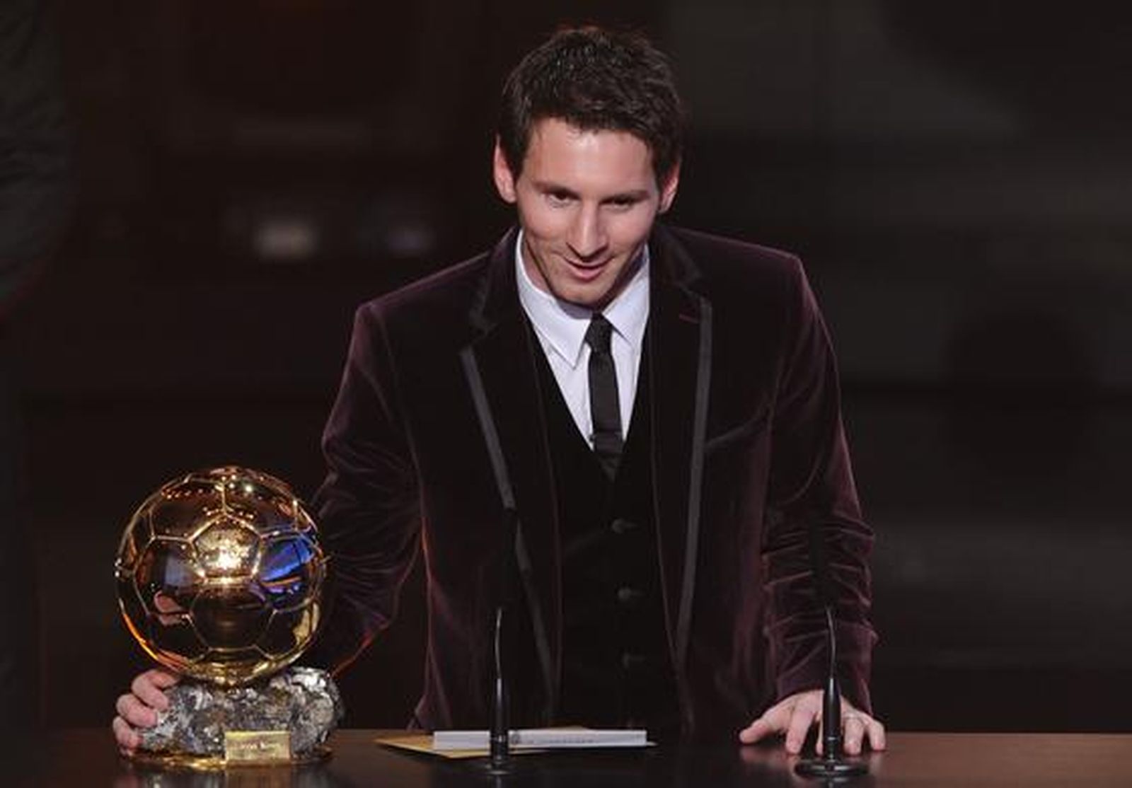 Lionel Messi logra su tercer Balón de Oro con 24 años. / AFP