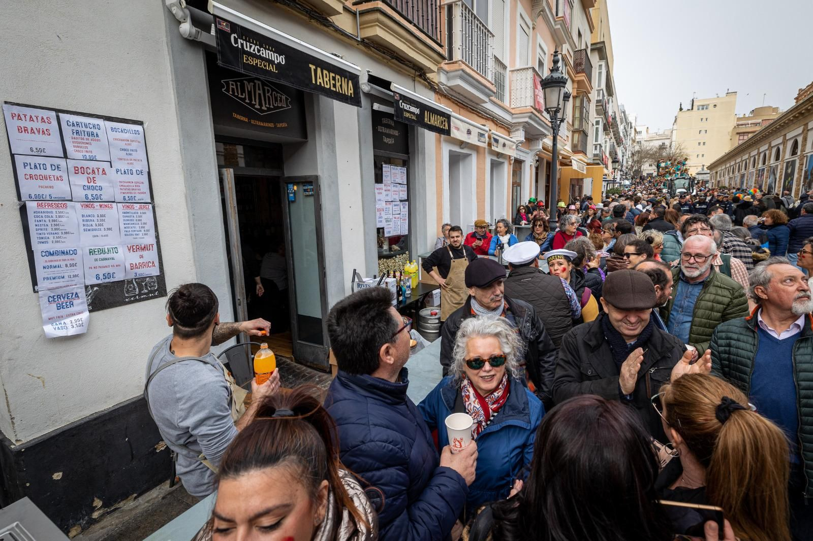 La barra callejera de un bar de la Plaza de la Libertad durante uno de los carruseles de coros de este Carnaval.