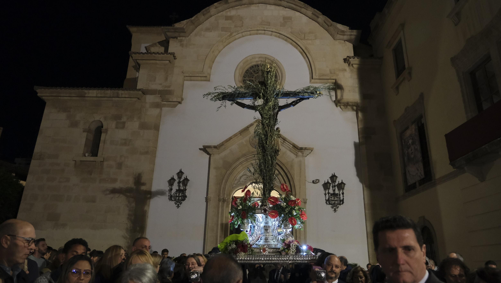 Procesión del Vía Crucis-Cristo de la Escucha en Almería, en imágenes