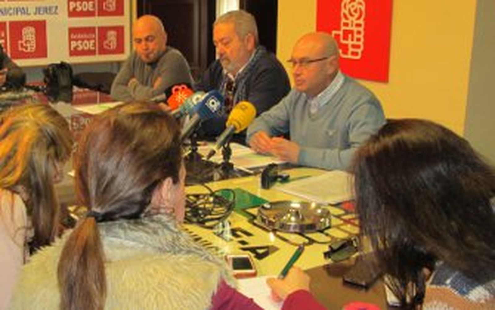 La oposición acuerda un plan contra la exclusión social