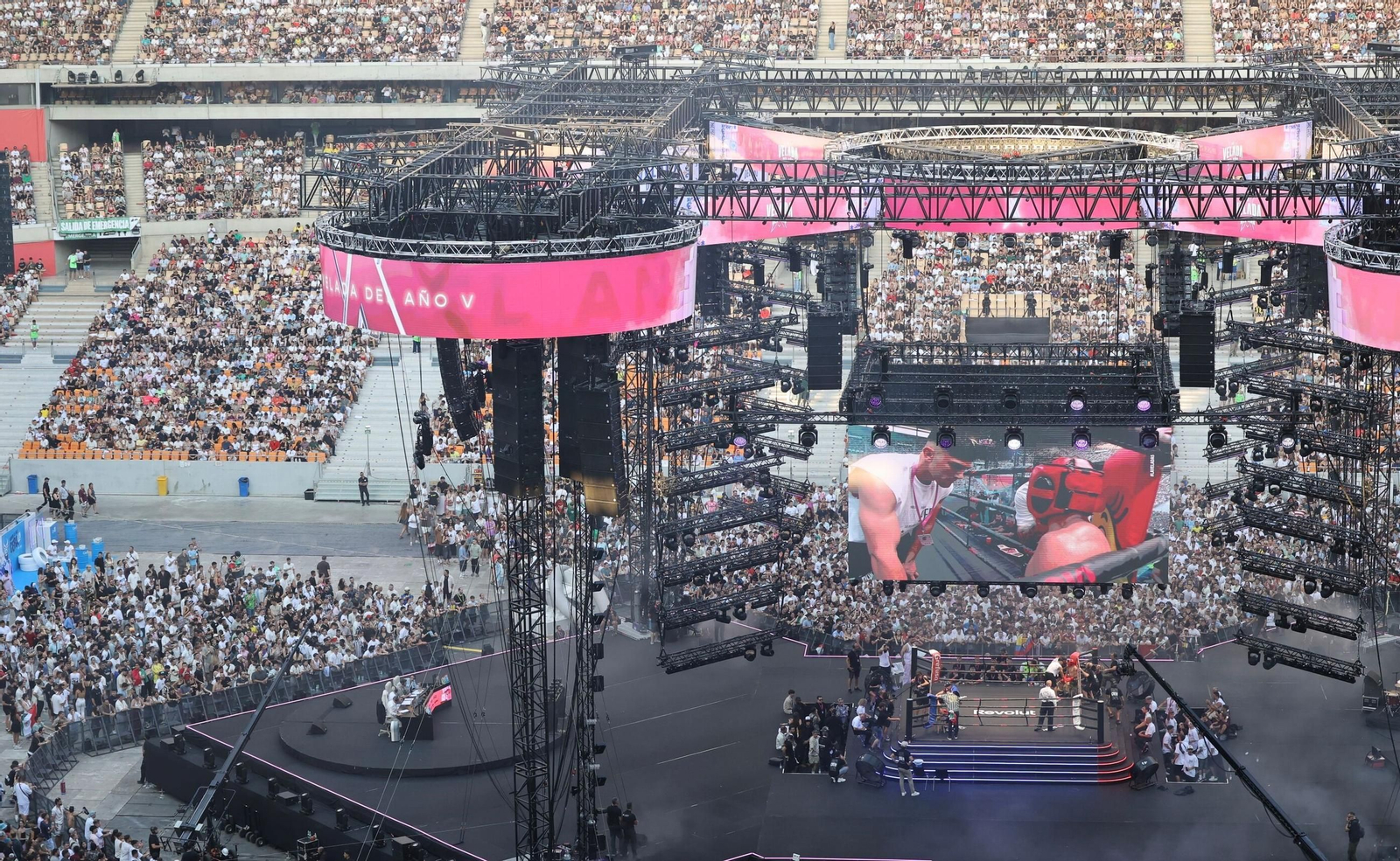 Las imágenes del lleno en el estado de la Cartuja por la Velada del Año 5