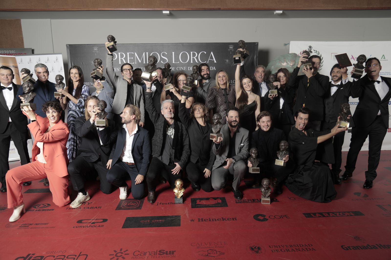 Foto de familia de la gala de clausura.